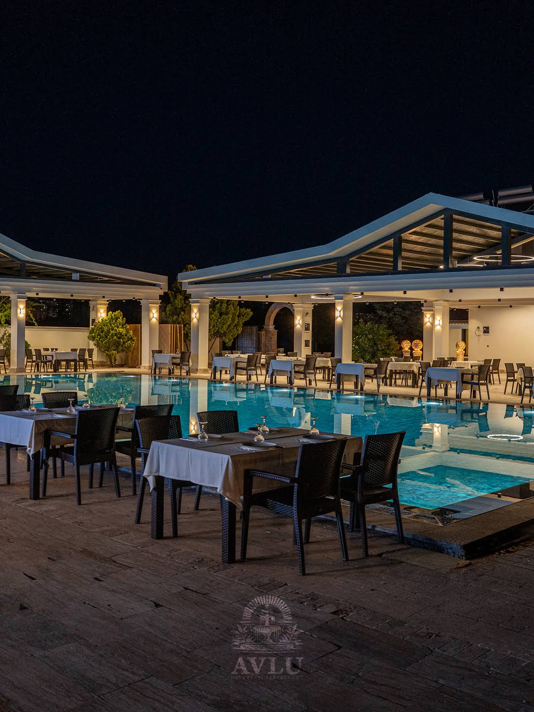 Gece Avlu havuzu ve havuz kenarı oturma alanı